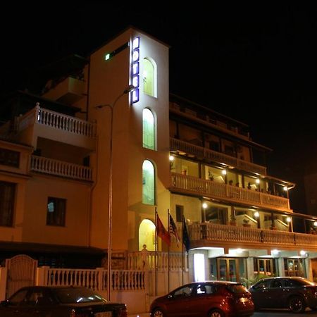 Hotel Martini Влёра Экстерьер фото