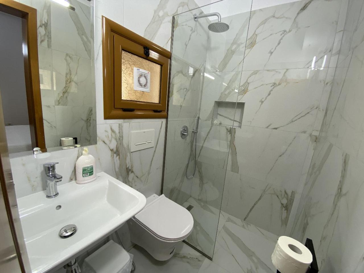 Hotel Martini Влёра Экстерьер фото