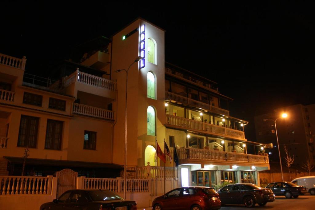 Hotel Martini Влёра Экстерьер фото
